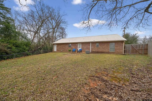 823 Willow Creek Dr, Jacksonville, TX 75766