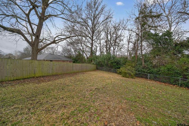 823 Willow Creek Dr, Jacksonville, TX 75766