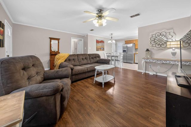 823 Willow Creek Dr, Jacksonville, TX 75766