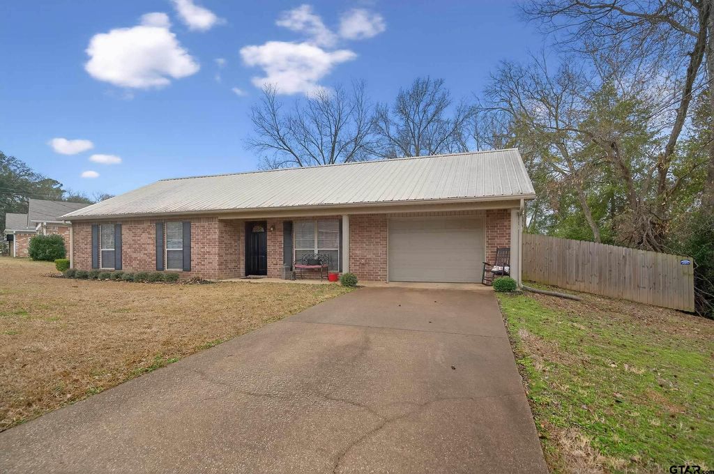 823 Willow Creek Dr, Jacksonville, TX 75766