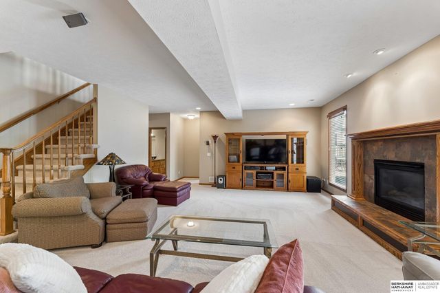 7419 S 94th Street, La Vista, NE 68128