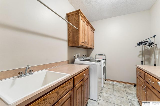 7419 S 94th Street, La Vista, NE 68128