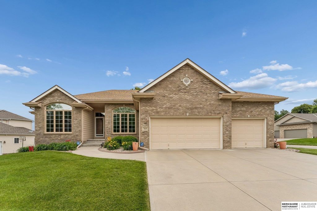 7419 S 94th Street, La Vista, NE 68128