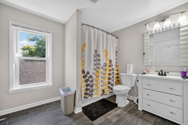 1617 E Walnut Street, Des Moines, IA 50316