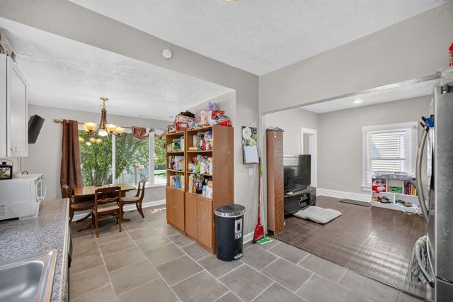 1617 E Walnut Street, Des Moines, IA 50316