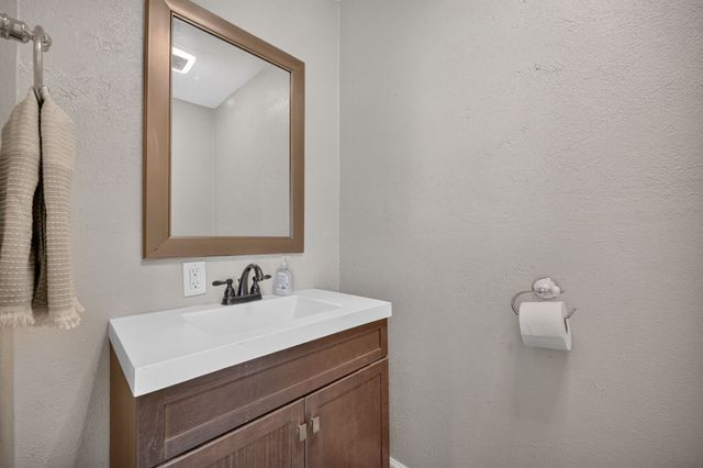 1617 E Walnut Street, Des Moines, IA 50316