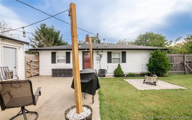 22 Maple Street, Sellersburg, IN 47172