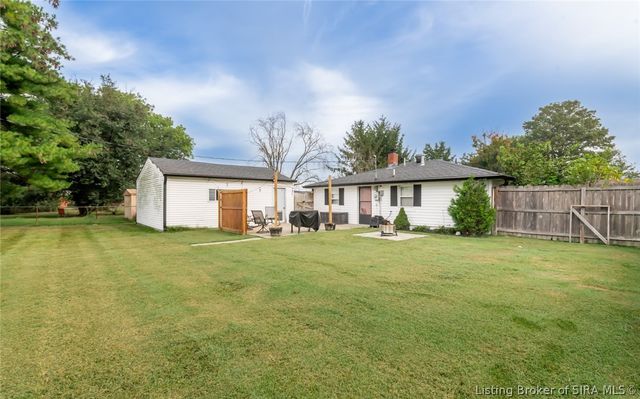 22 Maple Street, Sellersburg, IN 47172