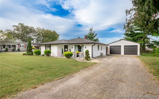 22 Maple Street, Sellersburg, IN 47172