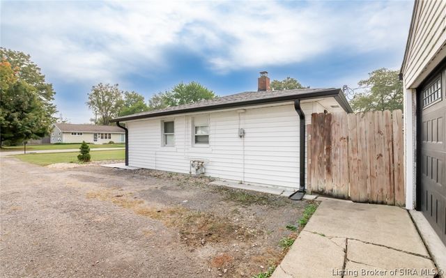 22 Maple Street, Sellersburg, IN 47172