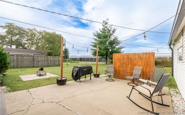 22 Maple Street, Sellersburg, IN 47172