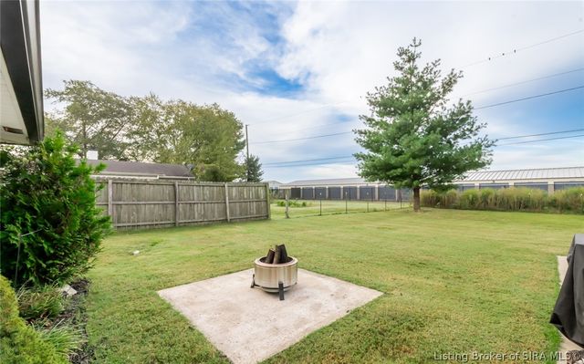 22 Maple Street, Sellersburg, IN 47172