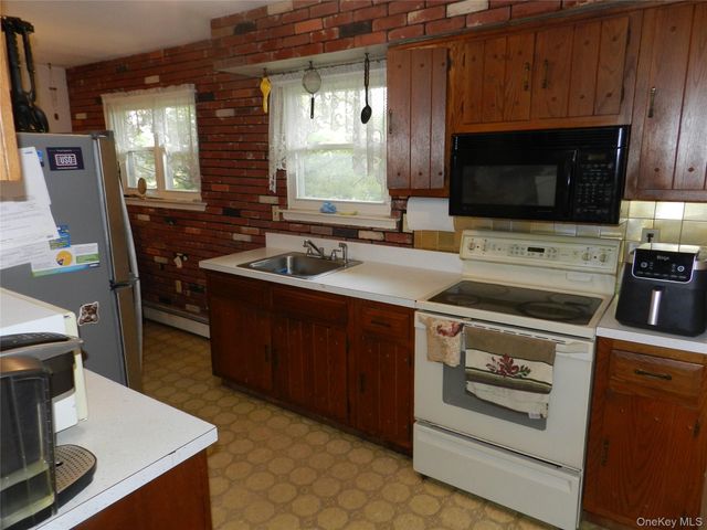 63 Monroe Avenue, Massapequa, NY 11758