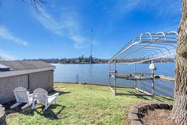 4713 E Lake Shore Drive, Wonder Lake, IL 60097