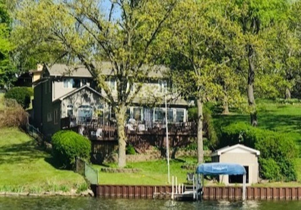 4713 E Lake Shore Drive, Wonder Lake, IL 60097