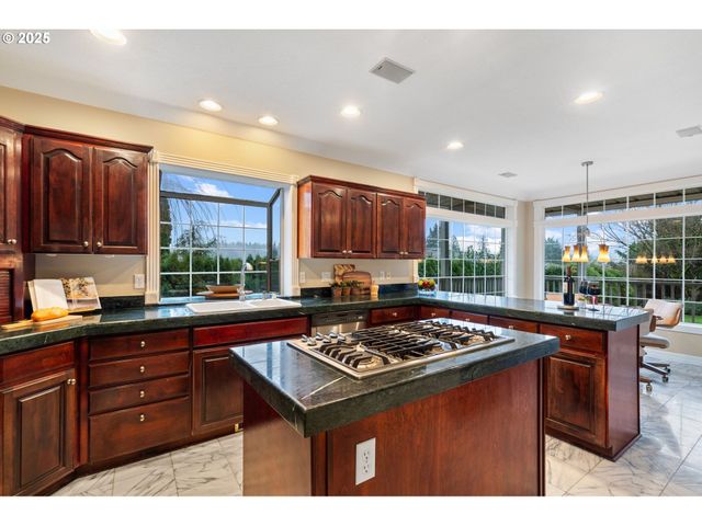 5150 Nw VALLEY Ct, Camas, WA 98607