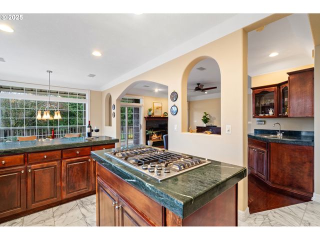 5150 Nw VALLEY Ct, Camas, WA 98607