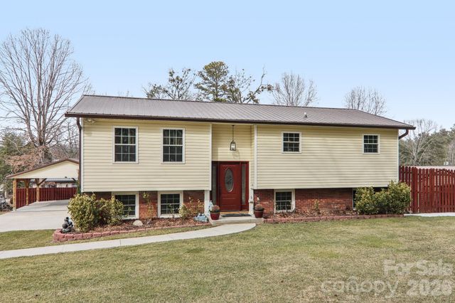 5 Granite Drive, Hendersonville, NC 28792