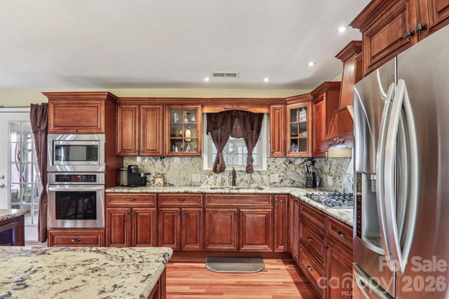 5 Granite Drive, Hendersonville, NC 28792