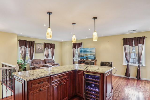 5 Granite Drive, Hendersonville, NC 28792