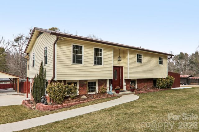 5 Granite Drive, Hendersonville, NC 28792