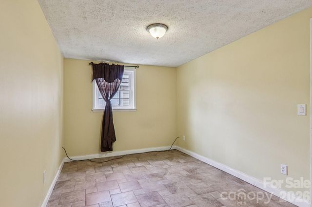 5 Granite Drive, Hendersonville, NC 28792