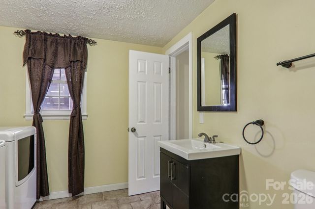 5 Granite Drive, Hendersonville, NC 28792