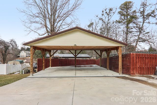 5 Granite Drive, Hendersonville, NC 28792