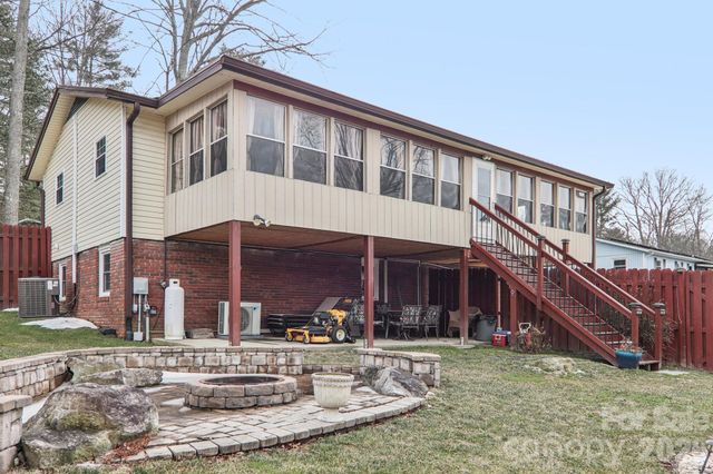 5 Granite Drive, Hendersonville, NC 28792