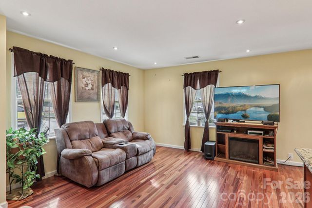 5 Granite Drive, Hendersonville, NC 28792