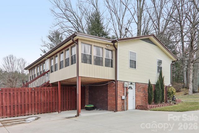 5 Granite Drive, Hendersonville, NC 28792