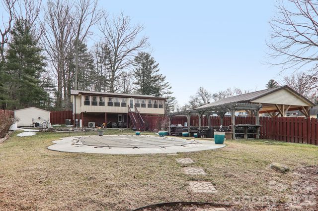 5 Granite Drive, Hendersonville, NC 28792