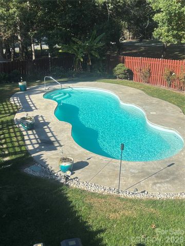 5 Granite Drive, Hendersonville, NC 28792