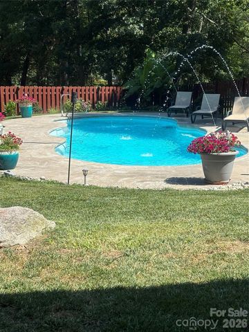 5 Granite Drive, Hendersonville, NC 28792