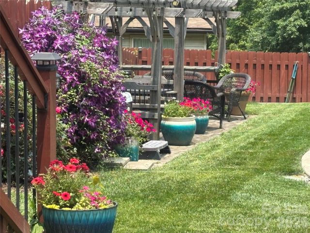 5 Granite Drive, Hendersonville, NC 28792