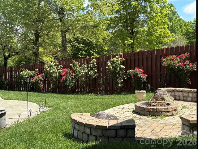 5 Granite Drive, Hendersonville, NC 28792