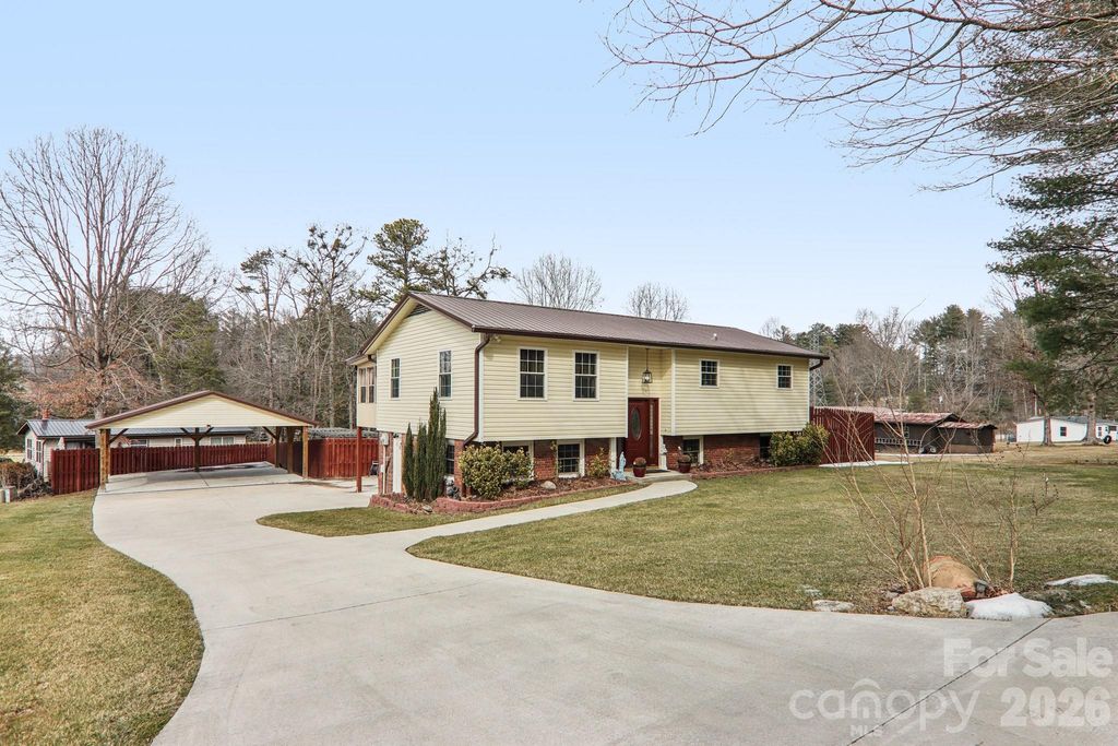 5 Granite Drive, Hendersonville, NC 28792