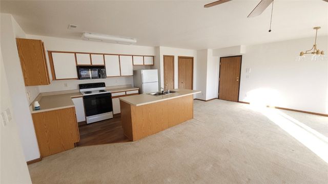 5525 Kacena Avenue 4, Marion, IA 52302