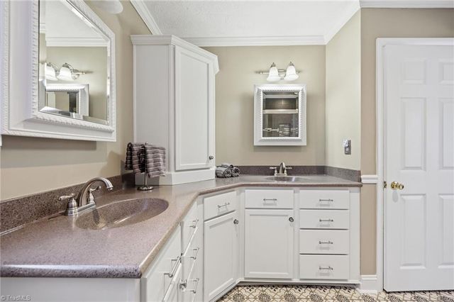 1025 Oaklawn Avenue, Winston-salem, NC 27104