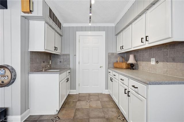 1025 Oaklawn Avenue, Winston-salem, NC 27104