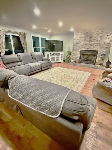 585 Narrows Drive, Greers Ferry, AR 72067