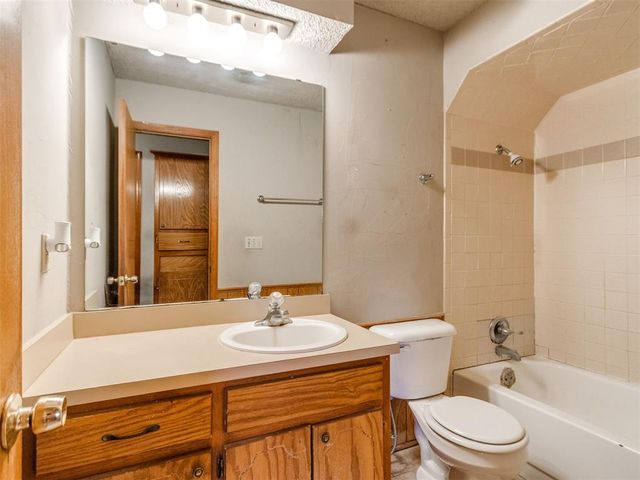 2109 Castle Rock, Edmond, OK 73003