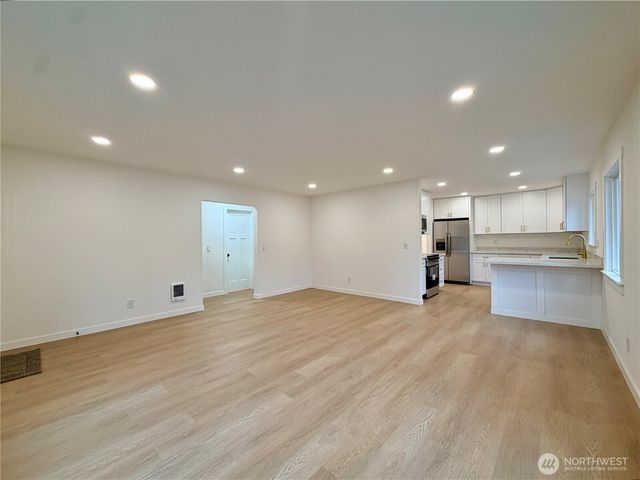 2405 NE 10th Street, Renton, WA 98056
