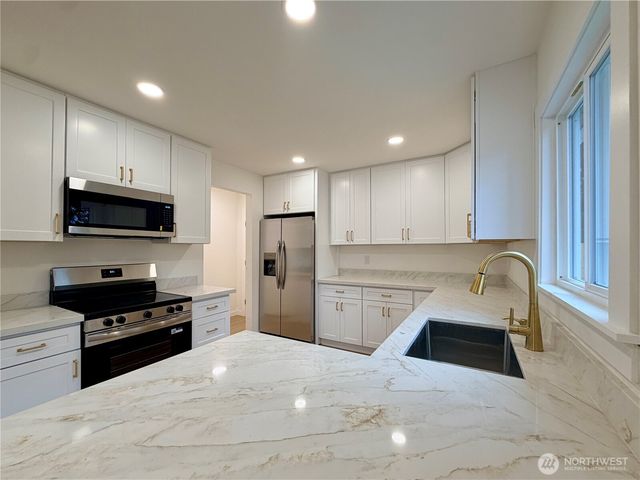 2405 NE 10th Street, Renton, WA 98056