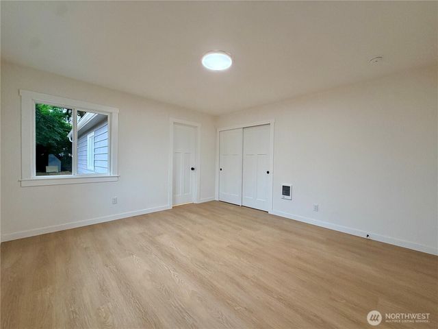 2405 NE 10th Street, Renton, WA 98056