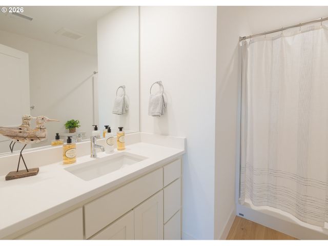 944 H Ave, Seaside, OR 97138