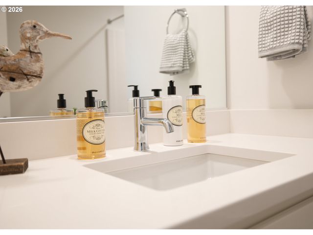 944 H Ave, Seaside, OR 97138