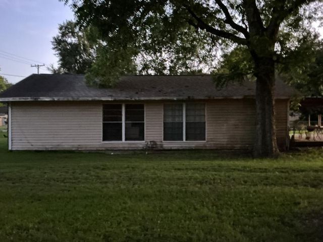 517 N Lake Avenue, Eagle Lake, TX 77434