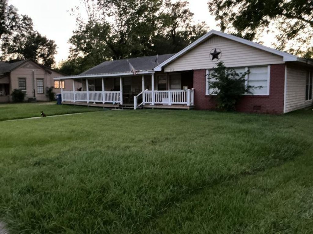 517 N Lake Avenue, Eagle Lake, TX 77434