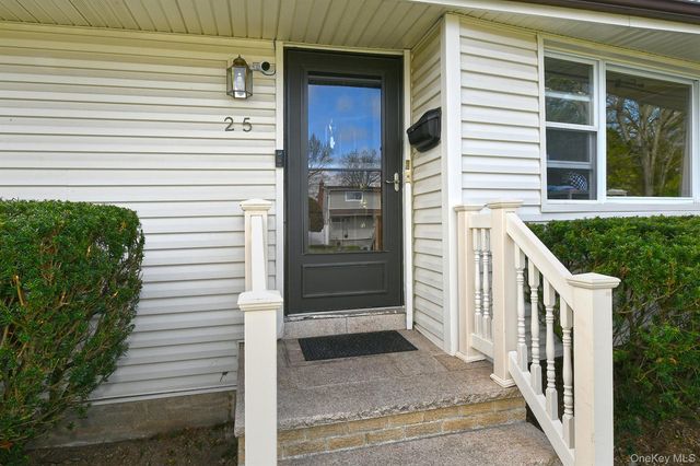 25 Lincoln Road N, Plainview, NY 11803